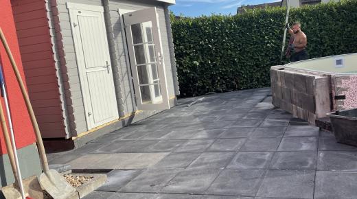 Terrasse mit Steinplatten